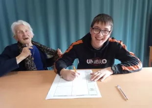 Jeune avec une résidente de l'EHPAD