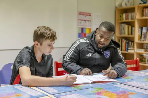 Léo, jeune de l'internat qui travaille avec un éducateur 
