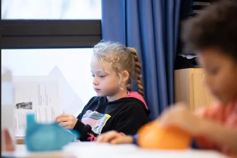 Jeune fille en classe école primaire
