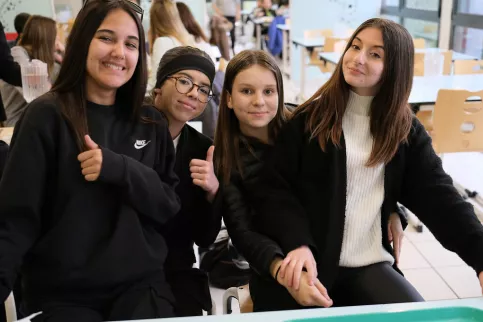 Groupe de jeunes au self