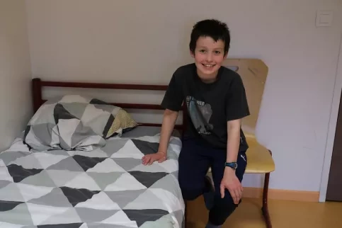 Jeune dans sa chambre internat