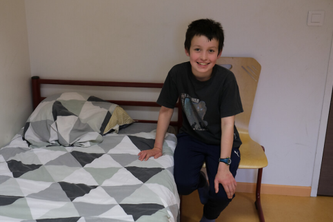 Jeune dans sa chambre internat