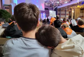 Accolade de jeunes à Lourdes