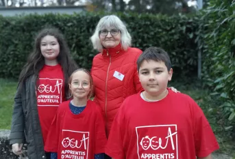 Jeunes avec un éducatrice à la soirée de la réussite