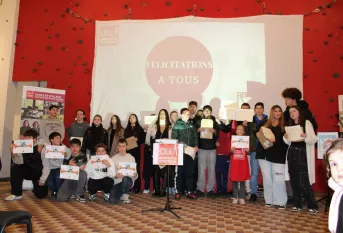 Jeunes de NDBA avec leurs diplômes