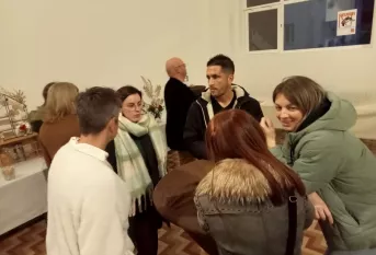 Adultes heureux à la soirée de la réussite