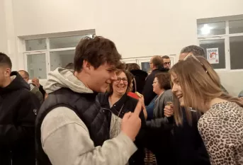 Jeunes heureux à la soirée de la réussite