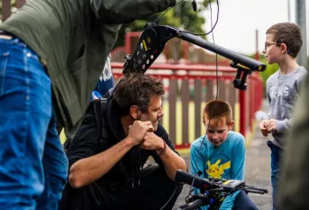 Jeunes avec le vidéaste pour la semaine de la réussite
