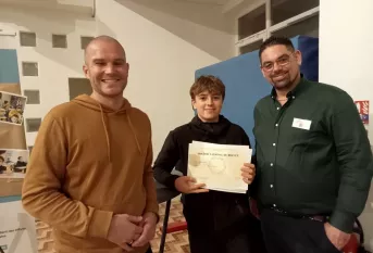 Adultes de NDBA avec un jeune et son diplôme