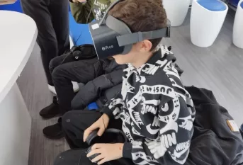 Jeunes avec des casques de réaliré virtuelle