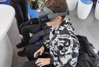 Jeunes avec des casques de réaliré virtuelle