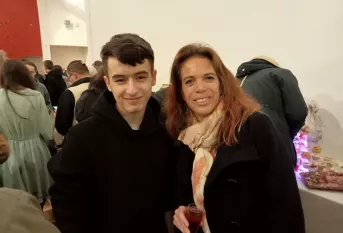 Un jeune avec une éducatrice à la soirée de la réussite