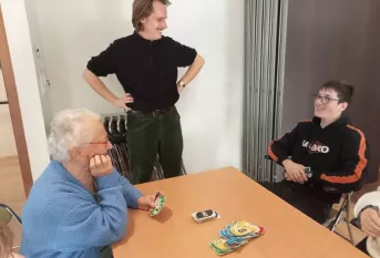 Un jeune et une résidente joue au UNO