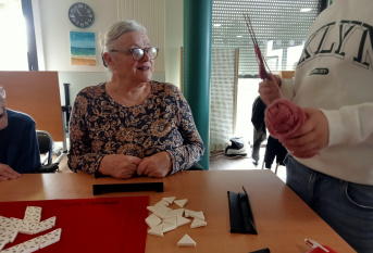 Résidente qui joue au Triomino