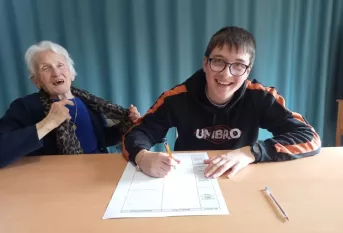 Jeune avec une résidente de l'EHPAD