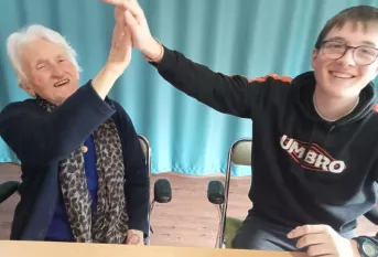 Un jeune et une résidente se tape dans la main