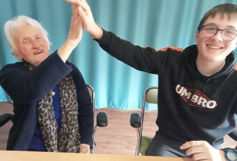 Un jeune et une résidente se tape dans la main