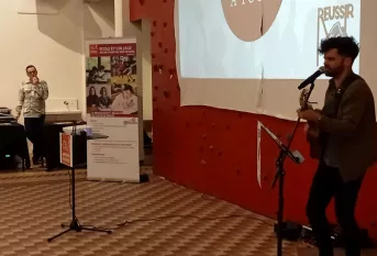 Valentin, artiste qui chante pour la soirée de la réussite