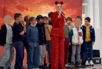 Notre invitée, Debbie Davis, sur scène avec nos élèves. 