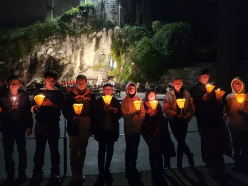 Jeunes avec des chandelles à Lourdes