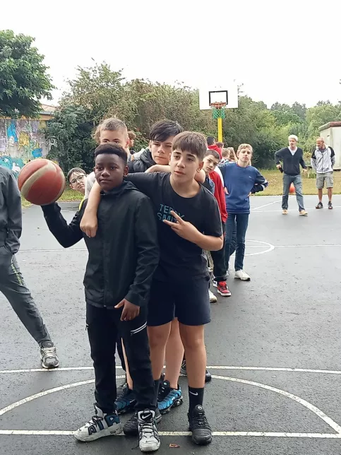 Jeunes au terrain de basket