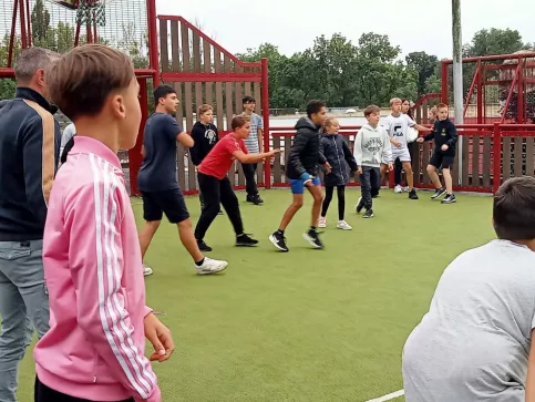 Jeunes sur le city en plein match de foot
