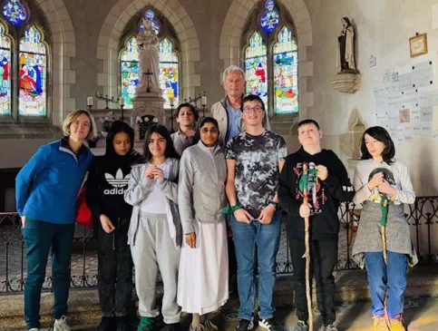 Jeunes à l'Église avec les sœurs