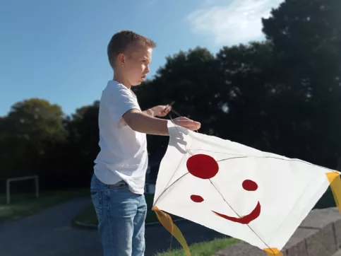 Jeune qui joue au cerf-volant