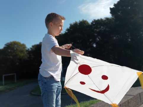 Jeune qui joue au cerf-volant