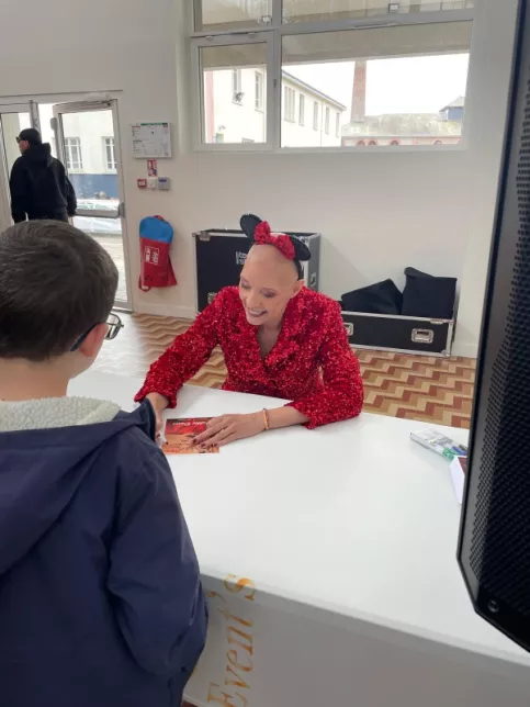 Signature d'autographes avec Mme Debbie Davis
