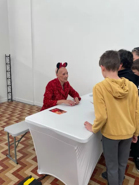 Signature d'autographes avec Mme Debbie Davis