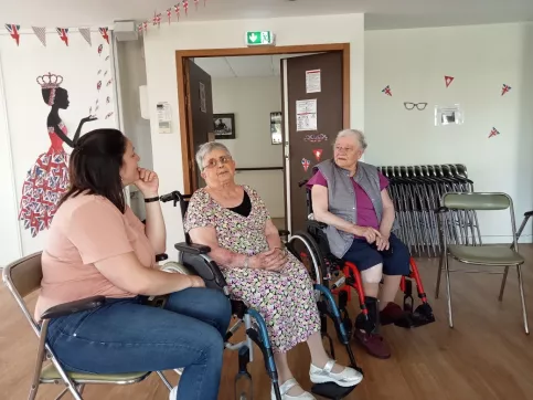 Mme Nocet, bénévole "Bouchons d'Amour" et Julie, animatrice de l'EPHAD