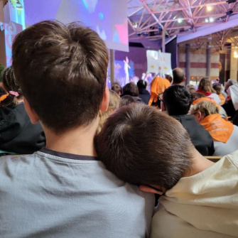 Accolade de jeunes à Lourdes