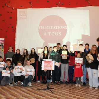 Jeunes de NDBA avec leurs diplômes