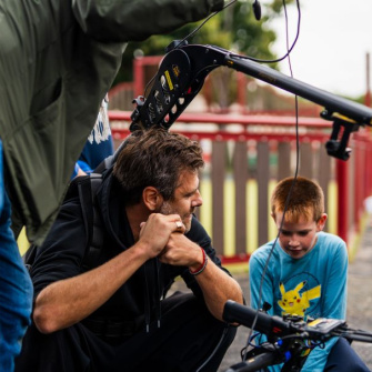 Jeunes avec le vidéaste pour la semaine de la réussite