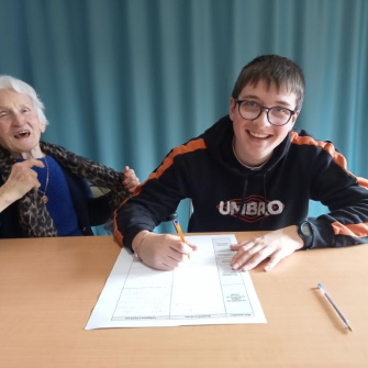 Jeune avec une résidente de l'EHPAD
