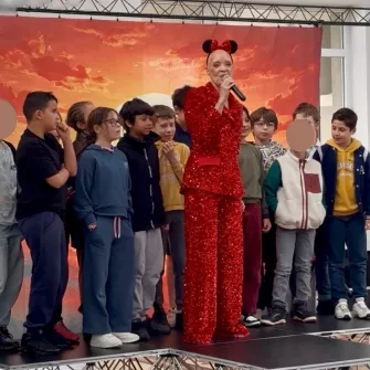 Notre invitée, Debbie Davis, sur scène avec nos élèves. 