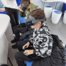 Jeunes avec des casques de réaliré virtuelle
