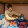 Un jeune de l'internat qui prépare son sac pour son entrainement de foot dans sa chambre de l'internat