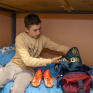 Un jeune de l'internat qui prépare son sac pour son entrainement de foot dans sa chambre de l'internat