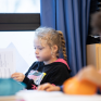 Jeune fille en classe école primaire