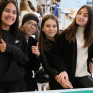 Groupe de jeunes au self